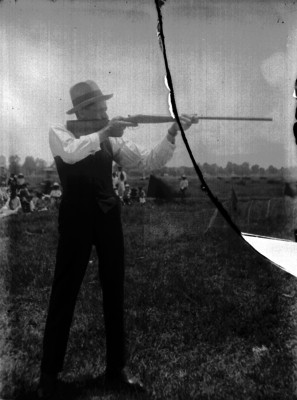 Hombre se prepara para realizar tiro