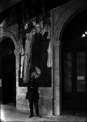 "Diego Rivera" en la Secretaría de Educación Pública junto a sus murales, retrato