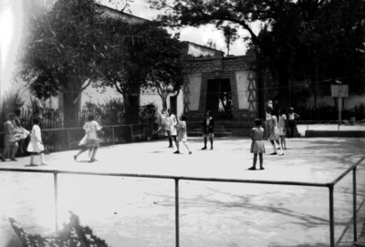 Adolescentes juegan voleibol en un patio de San Ildefonso