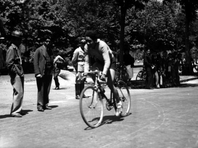 Competidor ciclista a su paso por una calle