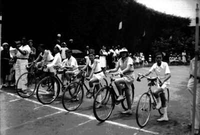 Niños ciclistas en la línea de salida