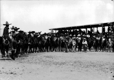 Charros a caballo en el lienzo, retrato de grupo