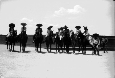 Charros y charras a caballo, retrato d egrupo