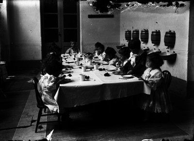 Preescolares sentados a la mesa durante desayuno