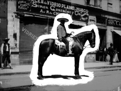 Alberto Arizpe "Tripitas" a caballo sobre Av. República de Chile, retrato