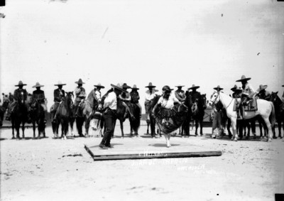 Charro y China poblana bailan el Jarabe Tapatio