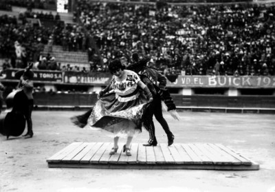 Charro y China poblana bailan el Jarabe