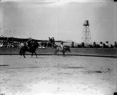 Charro jinetea yegua alrededor del Lienzo