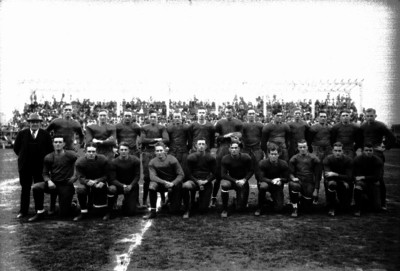 Equipo de futbol americano con su entrenador, retrato de grupo