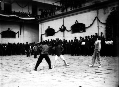 Combate de esgrima en el patio de un edificio