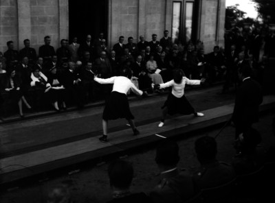 Mujeres durante combate de esgrima