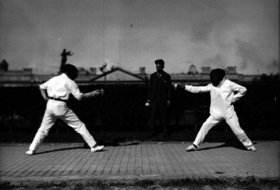 Esgrimistas durante combate en un jardín