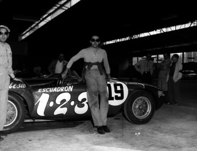 Piloto junto a su auto, retrato
