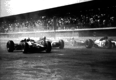 Corredores de autos durante una competencia en el autodromo