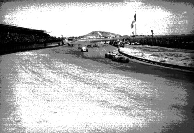 Autos sobre la pista compiten en una carrera