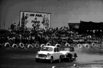 Autos corren por la pista en una carrera