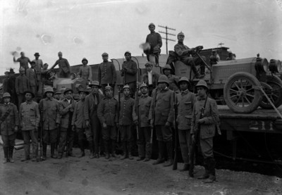 Tropas federales listas para partir al norte en la estación Buenavista, retrato de grupo