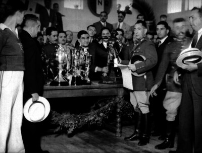 Emilio Portes Gil entrega un trofeo a un militar