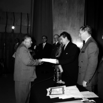 Adolfo López Mateos durante la entrega de diplomas a empleados de la compañía de luz