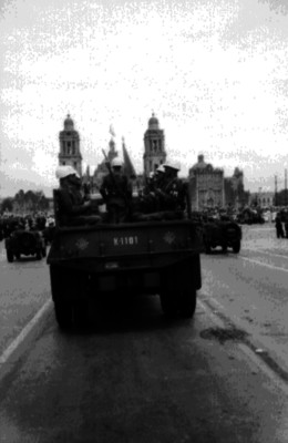 Soldados sobre un camión durante un desfile militar