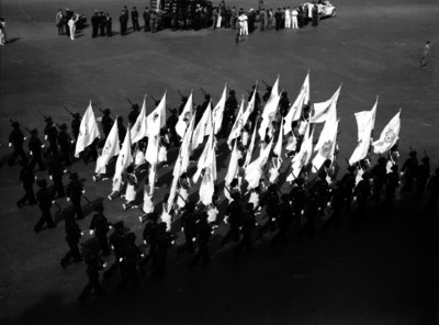 Cadetes escoltan contingente de abanderados durante el desfile