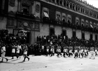 Contingente del club deportivo Necaxa desfilan frente a Palacio Nacional