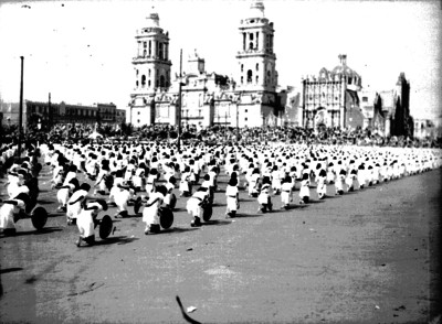 Mujeres realizan tabla gimnástica en la plaza Consitución