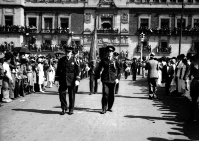 Policías desfilan en la plaza Constitución