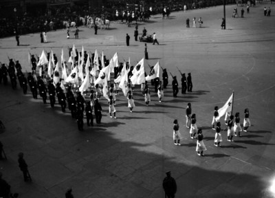 Escoltas de banderas desfilan en el zócalo