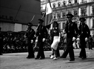 Escolta formada por cadetes desfila en honor al Escuadrón 201