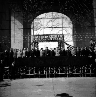 Adolfo Ruiz Cortines y miembros de su gabinete presiden un desfile en el monumento a la Revolución