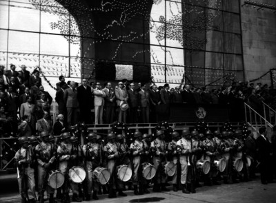 Adolfo Ruiz Cortines y su gabinete en palco presidencial observan desfile del 20 de Noviembre