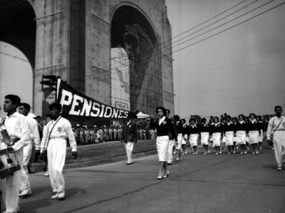 Contingente de pensiones a su paso por el monumento a la Revolución