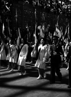 Mujeres con banderas y cadetes desfilan en las calles del centro de la ciudad