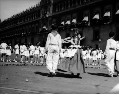 Niños realizan danza folclórica frente a Palacio Nacional