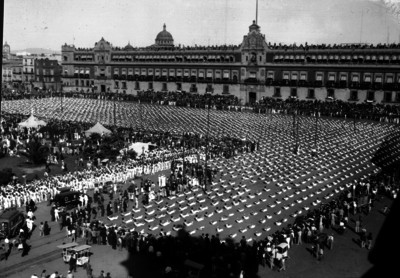 Deportistas realizan tabla gimnástica frente a Palacio Nacional