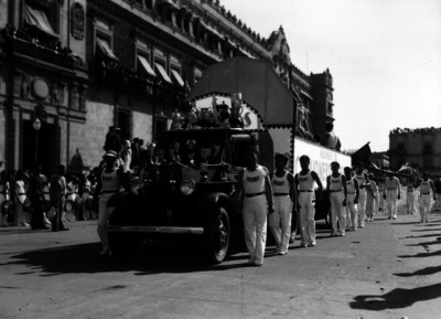 Deportistas con carro alegórico