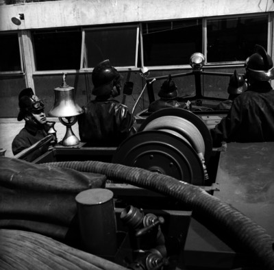 Bomberos en el interior de camión