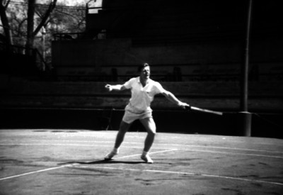 Tenista en la cancha durante un entrenamiento