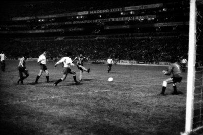 Futbolista realiza un tiro a gol