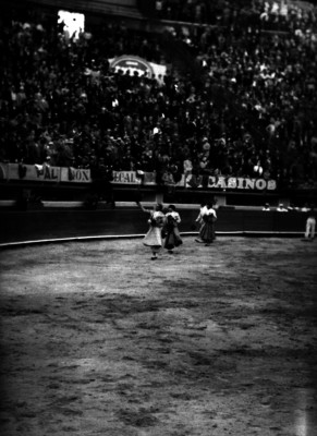 Fermín Espinosa y toreros con flores dan la vuleta al ruedo después de una faena