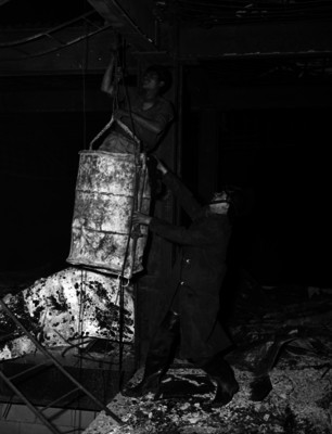 Bombero auxilia a un hombre durante el incendio