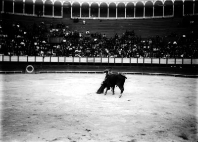 Manuel Bienvenida ejecuta estocada en una corrida de toros