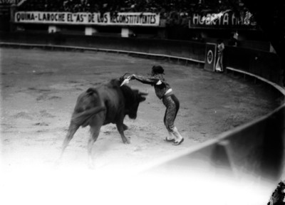 Manuel Bienvenida entra a matar durante una corrida