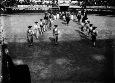 Manuel Bienvenida y Valencia partiendo plaza en El Toreo
