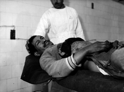 Hombre herido es atendido por un médico