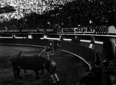 Alberto Balderas coloca banderillas a un toro