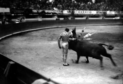 Alberto Balderas toreando por alto durante corrida en El Toreo