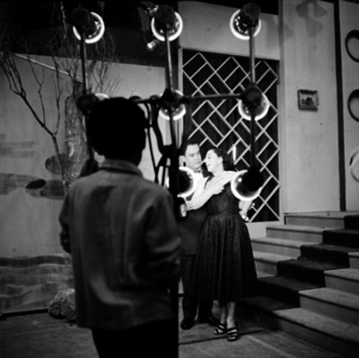 Pareja de actores durante la grabación de programa para televisión