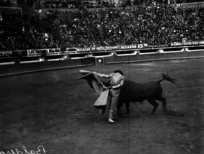 Alberto Balderas realiza una chicuelina